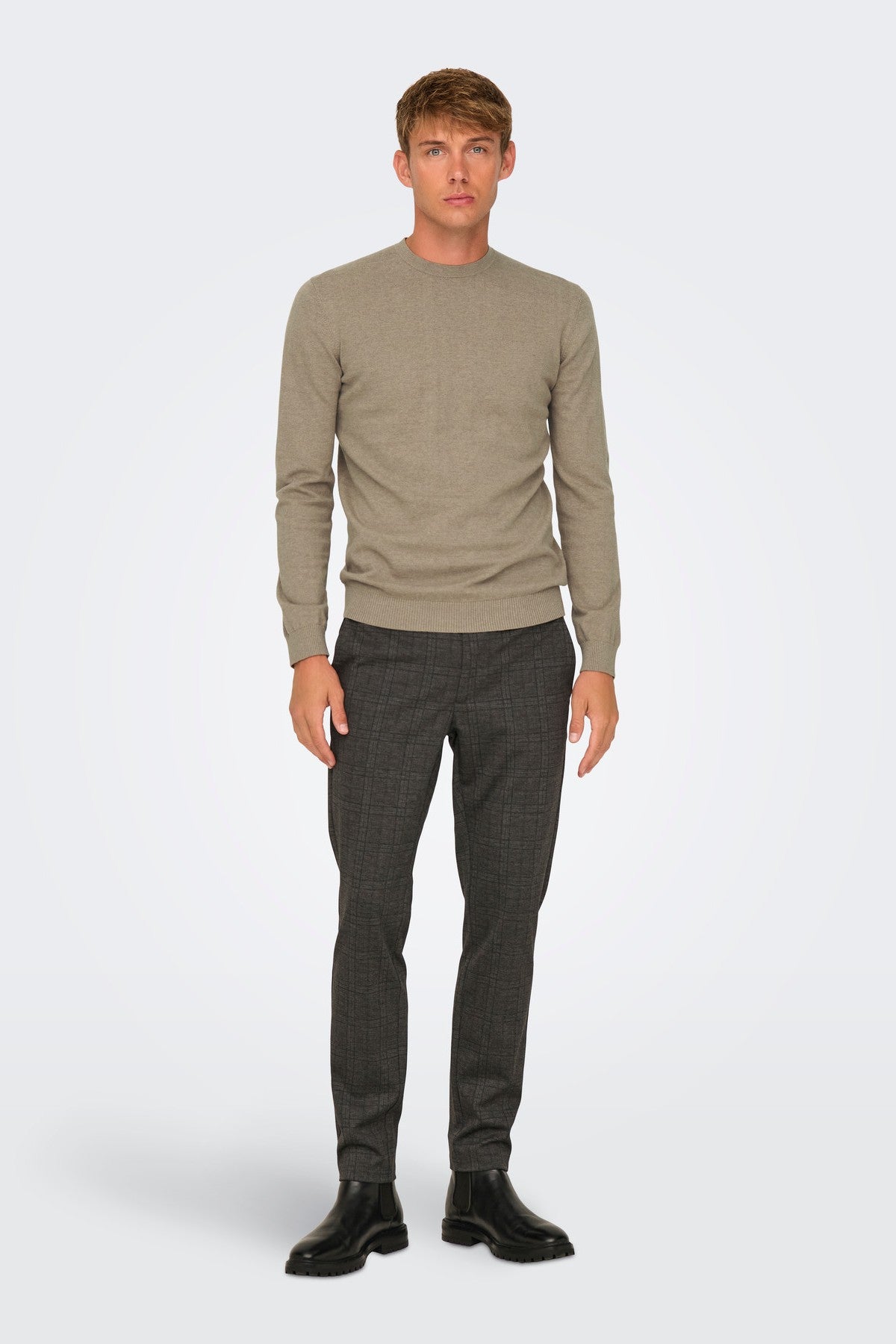 Onsloui striktrøje i farven Desert Taupe med neutral jordnær tone, der passer til både lyse og mørke outfits