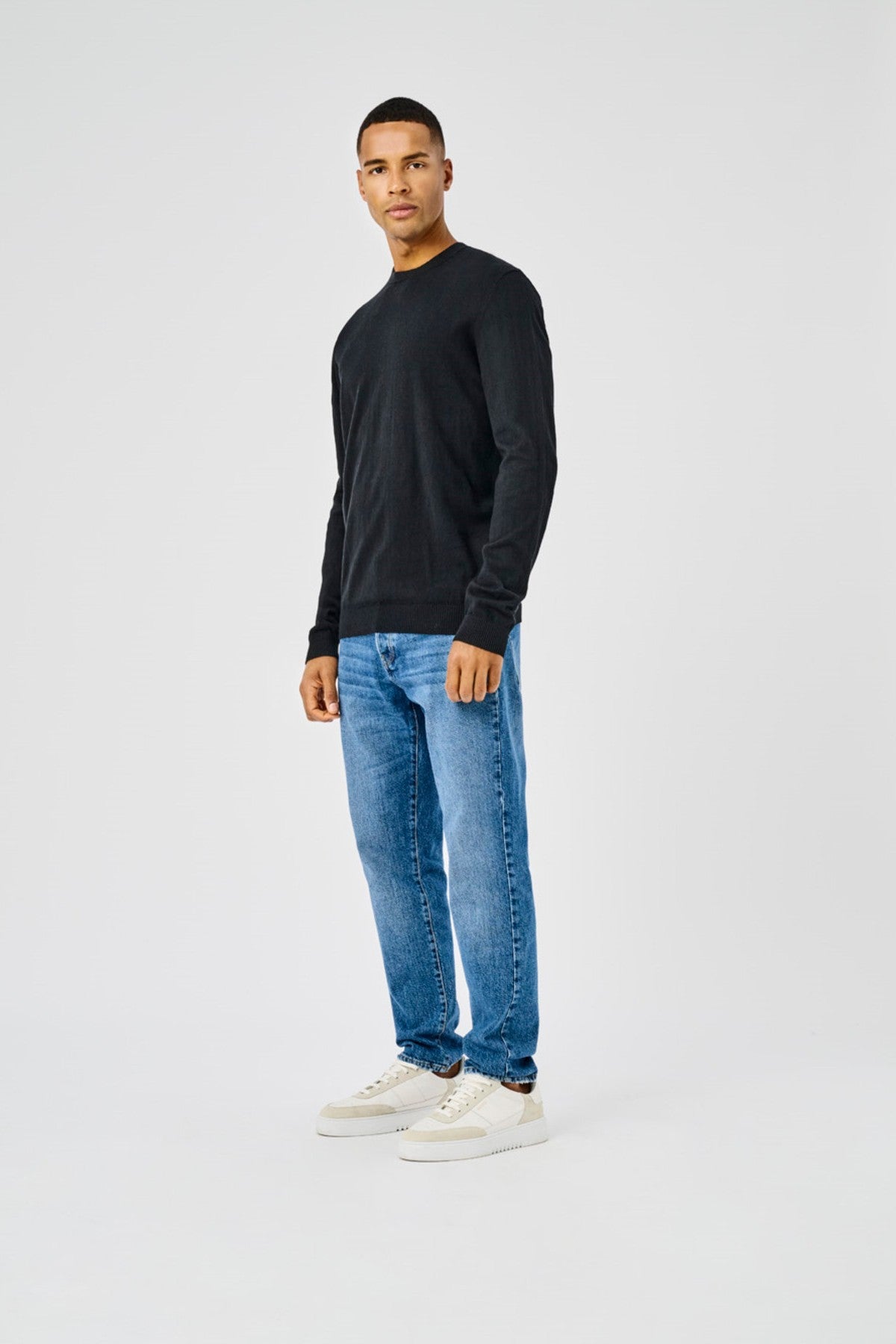 Striktrøje ONSLOUI i farven sort med alsidig stil, der passer til både jeans og skjorte